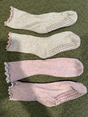 Set of 2 Ruffle Trim Grip Socks in Cream and Pink